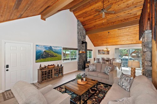 Sugar Beary Retreat By Destination Big Bear:Pet Friendly! Spacious Cabin Near Snowplay, Tubing, Lake & Ski Resorts!