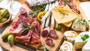 A wooden board with various cheeses, cured meats, and olives. - Appartamenti Giada Two-room Apartment 4 Pax Casa Giada (Moneglia)