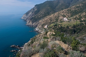 A coastal landscape with a white building on a hillside, overlooking the sea. - Appartamenti Giada Two-room Apt 6 Pax Casa Giada (Moneglia)
