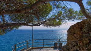 A stone-paved terrace with a metal railing overlooking a clear blue sea, with rocky cliffs in the background. - Appartamenti Giada Two-room Apt 6 Pax Casa Giada (Moneglia)