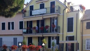 A two-story building with balconies, some with plants. - Appartamenti Giada Studio Apartment 4 Pax Casa Giada (Moneglia)