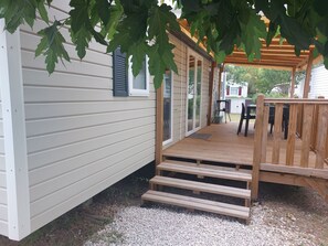 Outdoor dining - Comfortable mobile-home rental in a 4* campsite, Le lac des rêves. (Lattes)