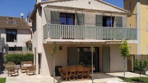 A two-story house with a balcony, a pool, and outdoor furniture. - House near Aix en Pce and Marseille + Clim (Cabriès)