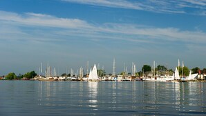 A marina with multiple sailboats docked. - Penthouse in Loosdrecht (Loosdrecht)