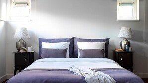 A bedroom with a bed, two nightstands, and two lamps. - Watervilla in Loosdrecht (Loosdrecht)