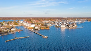 A waterfront town with houses along the water, docks, and a lighthouse in the distance. - Panorama 2DT in Loosdrecht (Loosdrecht)