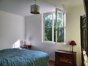 2 chambres, fer et planche à repasser, draps fournis