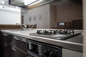 Lemari es besar, microwave, kompor, dan ketel listrik