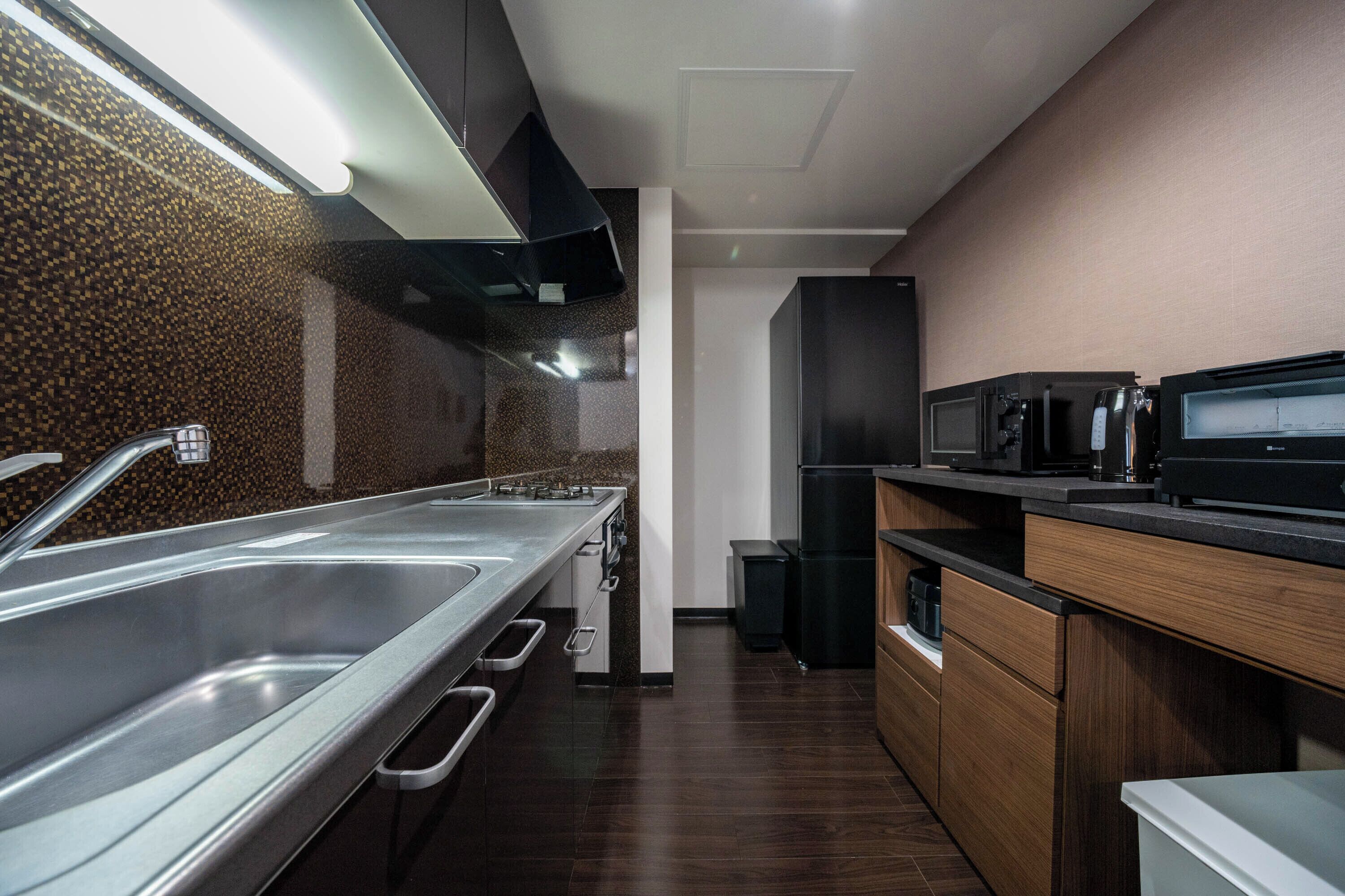 Refrigerador con freezer, microondas, placa de cocina