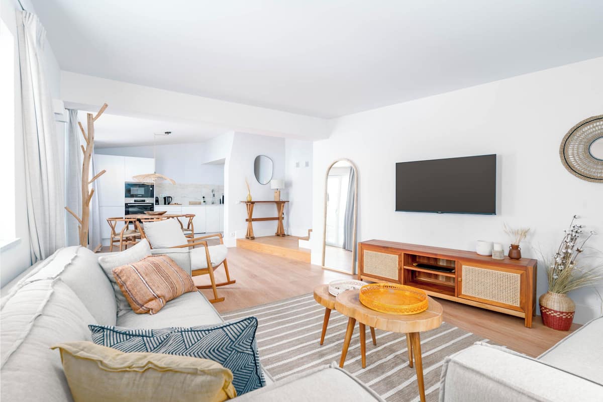 One-Bedroom Apartment with balcony | Stofa | 50-tommu sjónvarp með gervihnattarásum