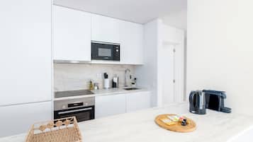 One-Bedroom Apartment with terrace | Cucina privata | Frigorifero, microonde, forno, piano cottura