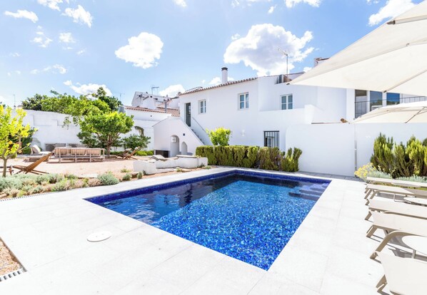 Outdoor pool - Limehome Evora Rua de Machede 52 (Évora)