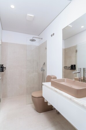 One-Bedroom Apartment with terrace | Bathroom | Shower, eco-friendly toiletries, hair dryer, towels - Limehome Evora Rua de Machede 52 (Évora)