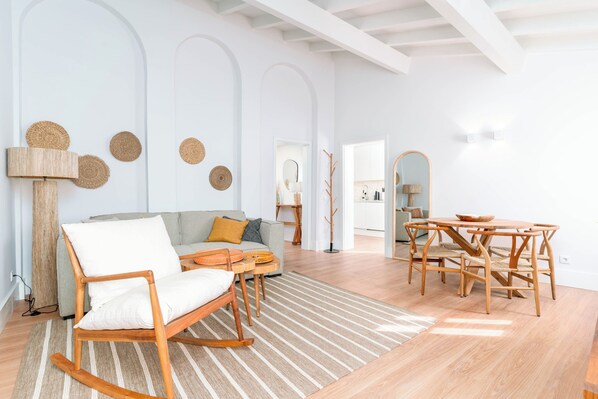 One-Bedroom Apartment with sofa bed | Coin séjour