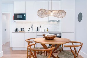 Two-Bedroom Apartment + private terrace | 私人廚房 | 電冰箱、微波爐、烤箱、爐台