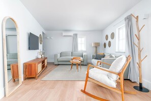 One-Bedroom Apartment with balcony | Vardagsrum | 50-tums tv med satellitkanaler