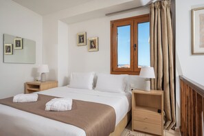 1 slaapkamer, een bureau, een strijkplank/strijkijzer, reisbedje