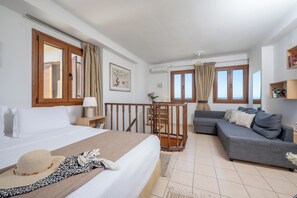 1 soverom, skrivebord, strykejern/-brett og reiseseng for barn