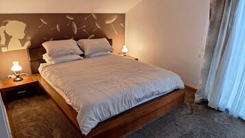 3 bedrooms, desk, iron/ironing board, WiFi
