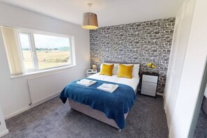 4 bedrooms, WiFi, bed sheets - Book Direct 10% Off > Flexley House 4 Br Workstays (Middlesbrough)