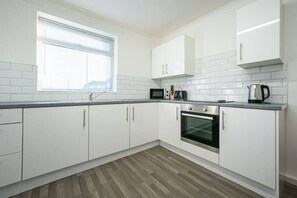 Kjøleskap, mikrobølgeovn, ovn og kokeplater