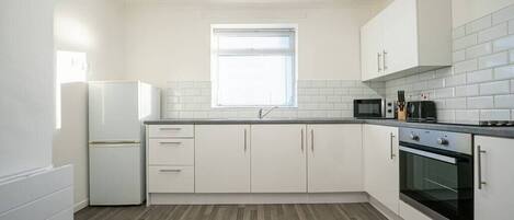 Refrigerador, microondas, horno y parrilla de estufa