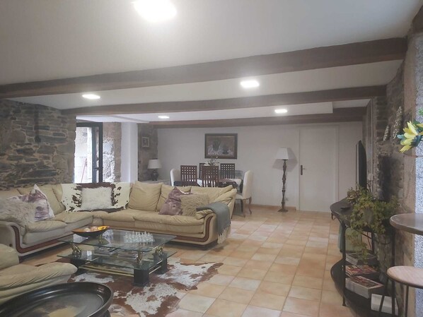 Smart TV, fireplace - Rural House in A Queira. A quiet environment and close to Ares, Ferrol or Coruña.  (A Queira Ares)