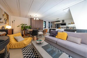 Un futbolín, una mesa de tenis de mesa, libros, un reproductor estéreo