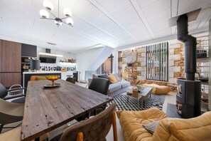 Fotballspill, bordtennis, bøker og stereoanlegg