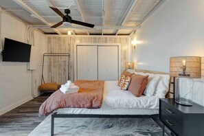 4 bedrooms, desk, iron/ironing board, travel crib - Minutes to Downtown, Peaceful and Private at Night (Nashville)