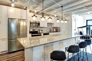 Fridge, microwave, oven, stovetop - Minutes to Downtown, Peaceful and Private at Night (Nashville)