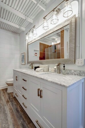 Sèche-cheveux, serviettes fournies