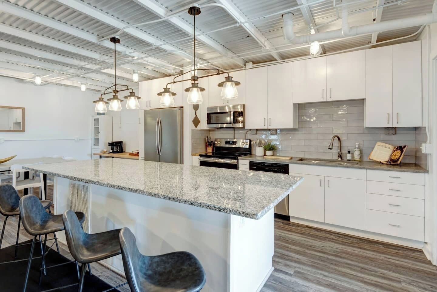 ثلاجة، ميكروويف، فرن، موقد طهي مسطح