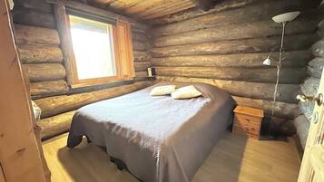 3 bedrooms, desk, iron/ironing board, travel crib