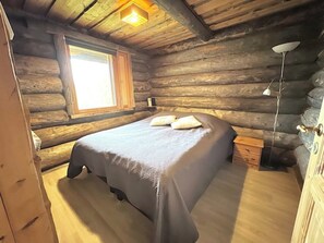 3 slaapkamers, een bureau, een strijkplank/strijkijzer, reisbedje