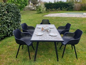 Outdoor dining - Nature, spacious, fenced, well equipped, Loire castles, ideal for families (Selles-sur-Cher)