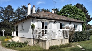 A single-story house with a tiled roof, white exterior walls, and a small porch with a railing. - Nature, spacious, fenced, well equipped, Loire castles, ideal for families (Selles-sur-Cher)
