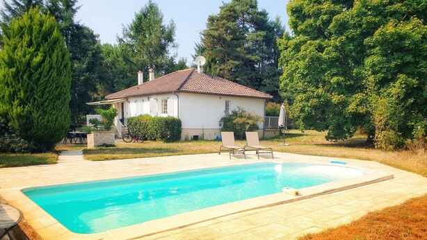 A rectangular swimming pool with a tiled deck, surrounded by grass and trees. - Nature, spacious, fenced, well equipped, Loire castles, ideal for families (Selles-sur-Cher)