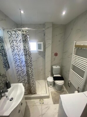 Bathroom - Cozy Apartment With two Bedrooms With a sea View (Thermaikos)