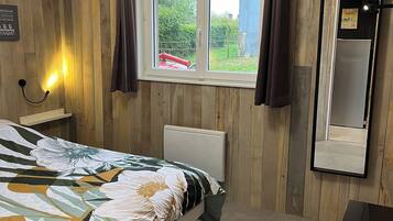 4 bedrooms, iron/ironing board, travel cot, free WiFi