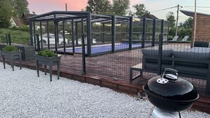 A covered outdoor area with a barbecue grill, seating, and a pool. - 2 self-contained country homes with heated indoor swimming pool 8-12p (Aix-en-Issart)