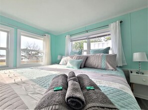 6 Schlafzimmer, Schreibtisch, Bügeleisen/Bügelbrett, Reisekinderbett