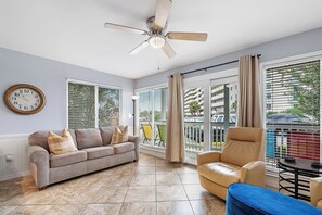 Leilighet – signature, 2 soverom, balkong | Oppholdsrom | En 52-tommers smart-TV med digitale kanaler