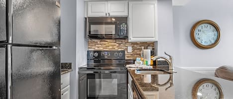 Apartamento Signature, 2 habitaciones, balcón | Cocina privada | Frigorífico, microondas, horno y placa de cocina