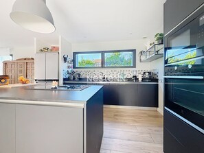 Kylskåp, mikrovågsugn, ugn och spishäll