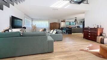 Télévision, table de tennis de table