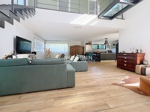 Tv och ett bordtennisbord