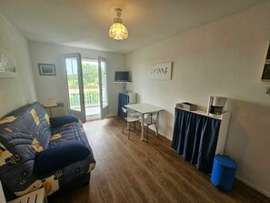 TV - Close to Pontaillac: Cozy 1-Bedroom Apartment with Pool Access, Near Beach and Shops (Vaux-sur-Mer)