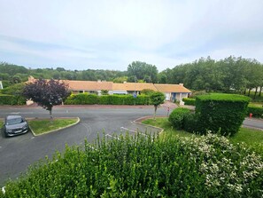 Property grounds - Close to Pontaillac: Cozy 1-Bedroom Apartment with Pool Access, Near Beach and Shops (Vaux-sur-Mer)