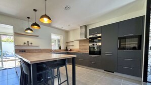Coffee/tea maker, fridge, microwave, oven - Renovated 3-room house with terrace in Saint-Pierre-d'Oléron (Saint-Pierre-d'Oléron)